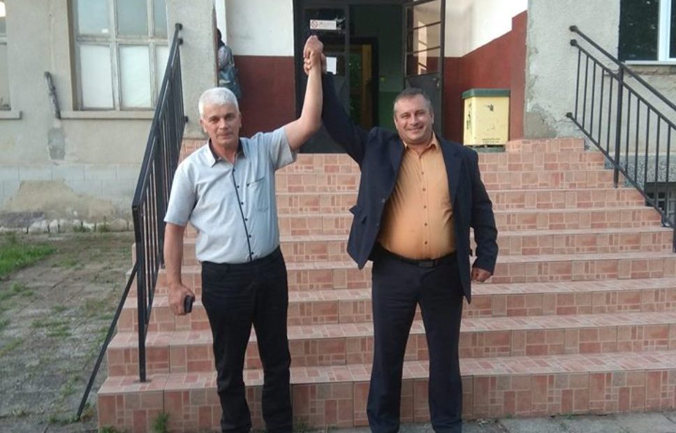 Новоизбраният кмет на с. Лясково Божко Божков (вляво) с общинския съветник Павел Костадинов