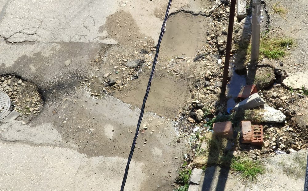 Повече от година вода залива електрически стълб в Добрич