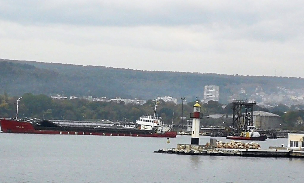 Сагата приключи: Корабът „Вера Су“ вече е в пристанище Варна (Видео)