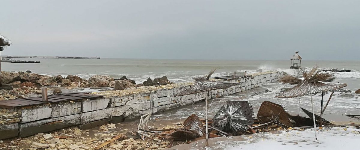 Бурното море отнесе крайбрежни ивици в Кранево и Балчик. Снимка: Албена Иванова
